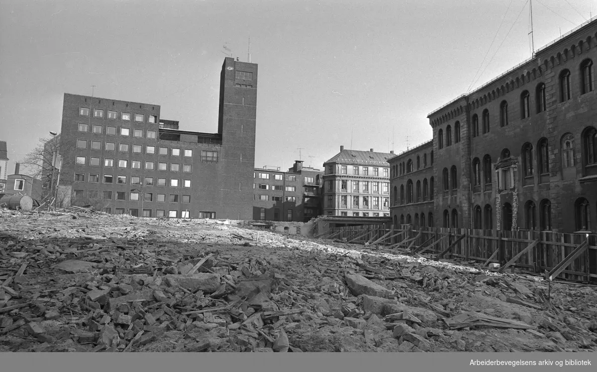 Hovedpolitistasjonen, Møllergata 19. Rivingen av fengselsfløyen ut mot Grubbegata i 1976..Oslo Hovedbrannstasjon i bakgrunnen.