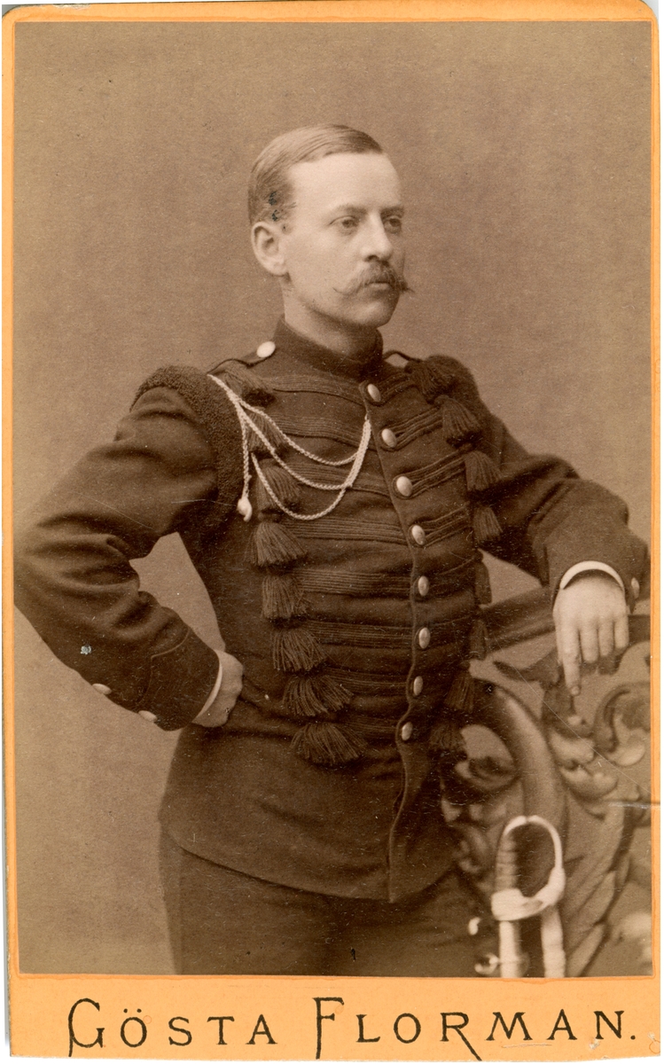 Porträtt av Reinhold Huss, löjtnant vid Värmlands fältjägarekår I 26.
Se även bild AMA.0007606.