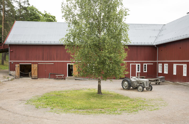 Rød låve fra Trøndelag. Gråtass står på tunet.. Foto/Photo