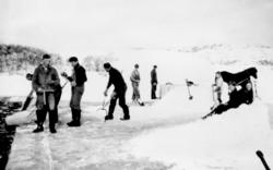 Issaging av isblokker, ukjente personer og ukjent sted