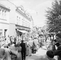 Vardens arkiv. "17 mai tog"  17.05.1954