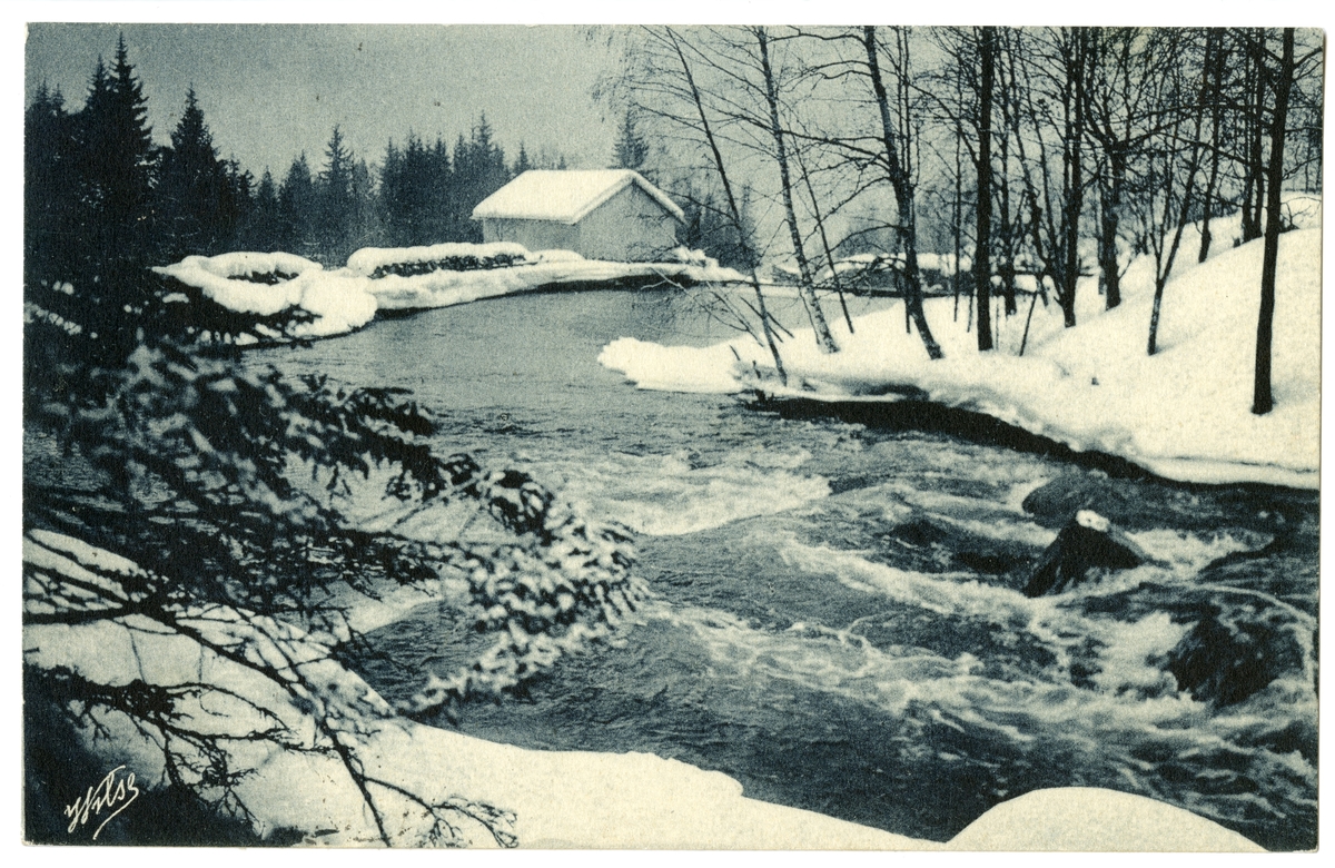 Postkort. Vinterlandskap med elv og skog.