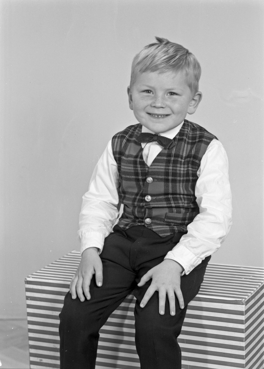Portrett av en liten gutt - bestiller Svanhild Våga