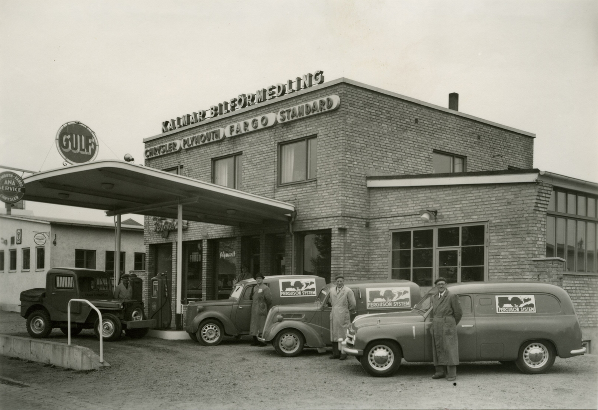 Kalmar Bilförmedling.  Firman grundades i april 1945 av före detta folkskollärare Ivan Nilsson, Kalmar.
Från vänster Sjöstrand, Sigge Nilsson, Wålstrand, Rylander. 1946.

Uppgiftslämnare: Charles Isaksson.