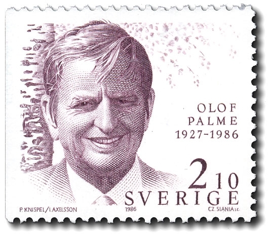 Olof Palme framför björkar i Bommersvik.