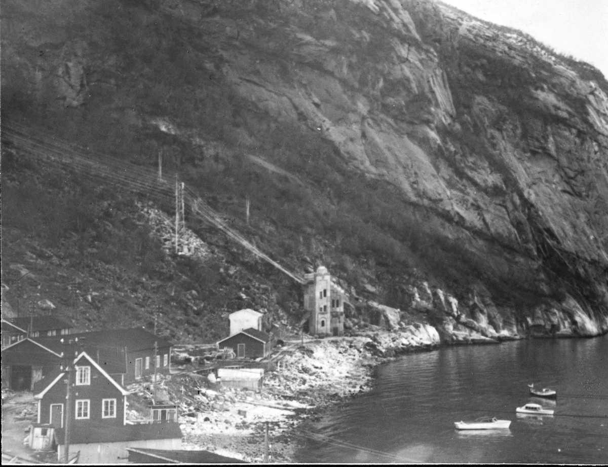1951 - 1955. Thorleif Hoffs album 1, side 15. Album fra Thorleif Hoff som dokumenterer anleggsvirksomheten i Glomfjord på 1950-tallet