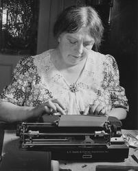 Sigrid Undset ved skrivebordet, hotel Margaret, New York