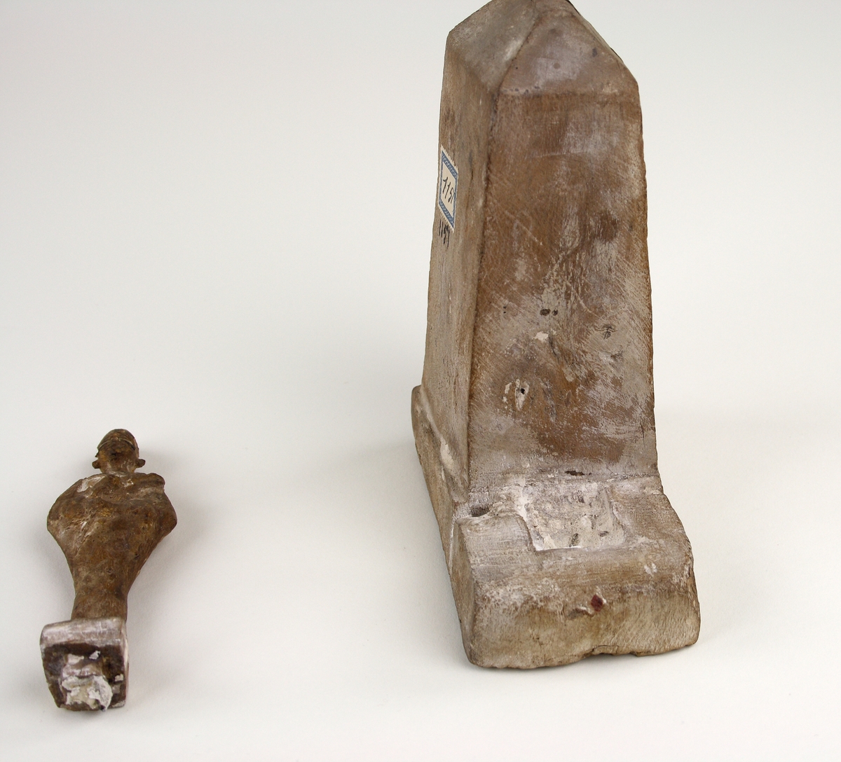 Statyetten består av två delar. 
Mått Osiris: H = 128 mm, B = 36 mm. 
Mått obelisken: H = 150 mm, B = 63 mm, L = 120 mm.