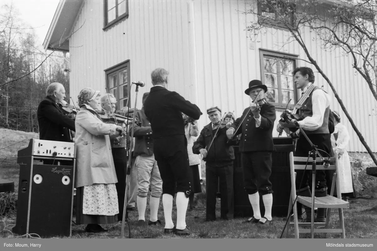 Almåsgården och Lindome hembygdsgille anordnar sommarkafé på Börjesgården i Hällesåker, år 1984. Hällesåkers Spelmanlag spelar musik.

För mer information om bilden se under tilläggsinformation.