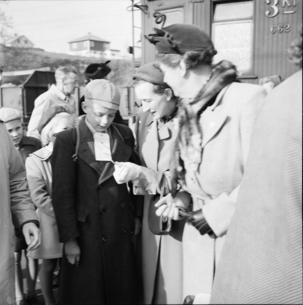 Vardens arkiv. "Tyske flyktningbarn ankommer Skien N"  07.05.1954