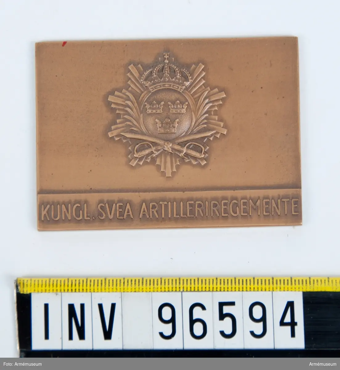 Plakett i brons för Svea artilleriregemente, i ask.