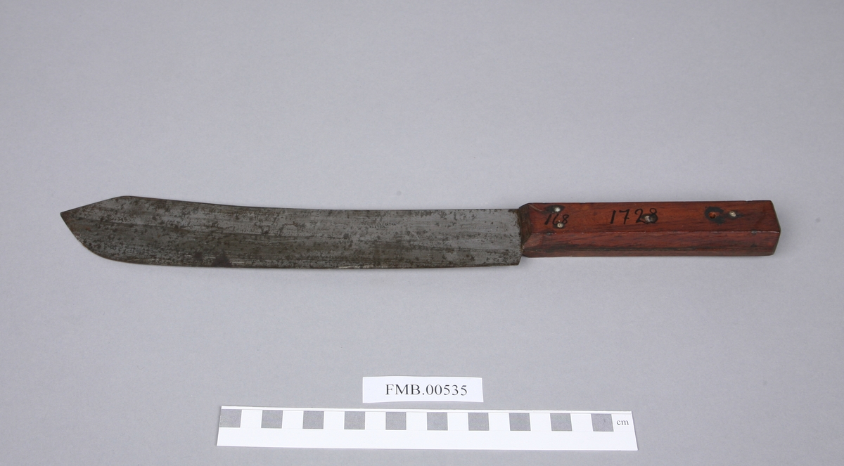 Kniven ligner på nr. 1727 (gammelt nr.) med unntak av at den har en komplett spiss. Det er en kniv nr. 10 (den er oppgitt til 10 inches i mottaksprotokollen).  