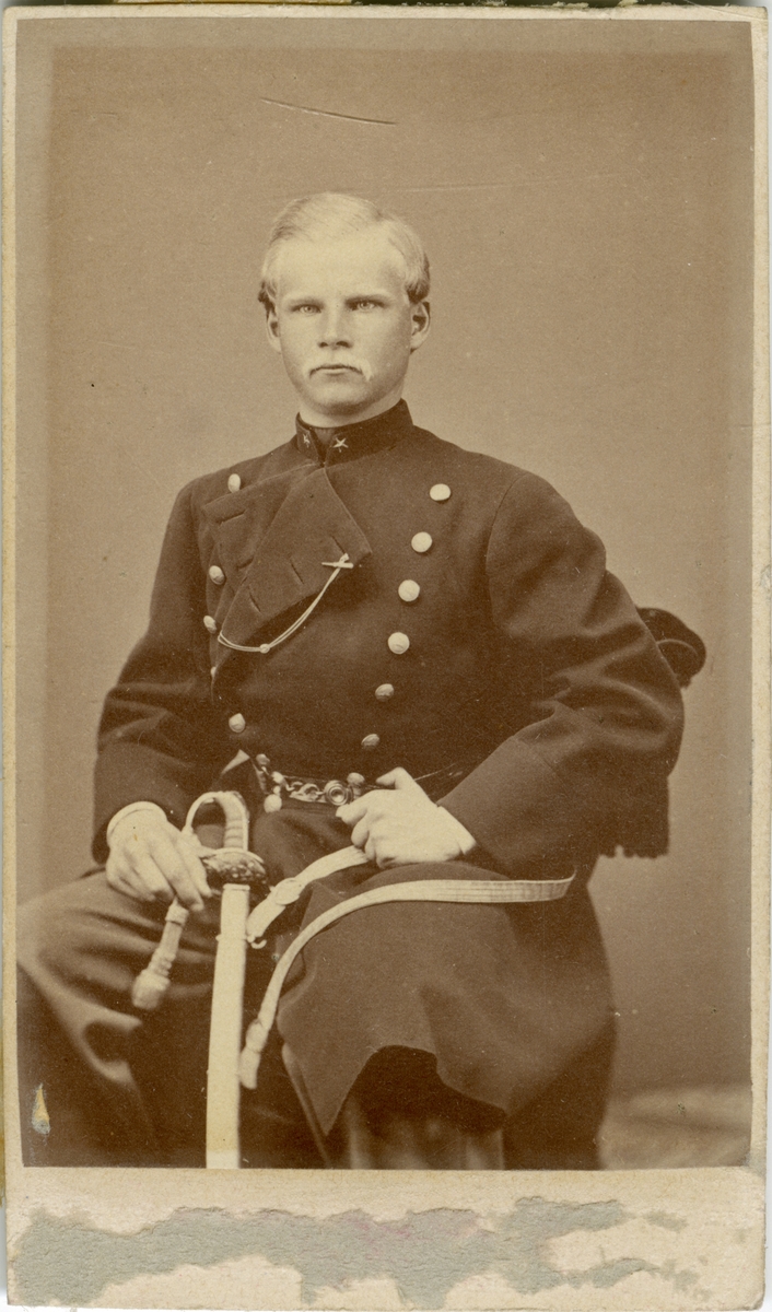 Porträtt av Alfred Emanuel Hahn, underlöjtnant vid Hälsinge regemente I 14.