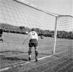 Vardens arkiv. "Fotballkamp. Pors - Eik  4-2"  02.05.1954
