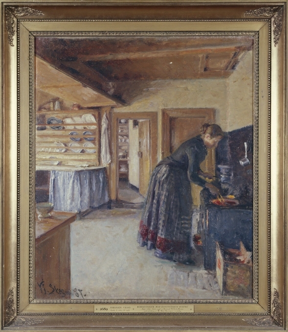 Viggo Johansen tillhörde Skagenmålarnas innersta krets. Här har han målat köket i det hus han hyrde med sin familj under flera somrar på 1880-talet. Samma hus skulle senare hyras av konstnärsparetparet Krøyer och sedermera säljas till konstnären Laurits Tuxen. Kvinnan är Johansens hustru Martha – också hon konstnär – som tillsammans med parets barn ofta befolkar målarens stillsamma, intima bildvärld.