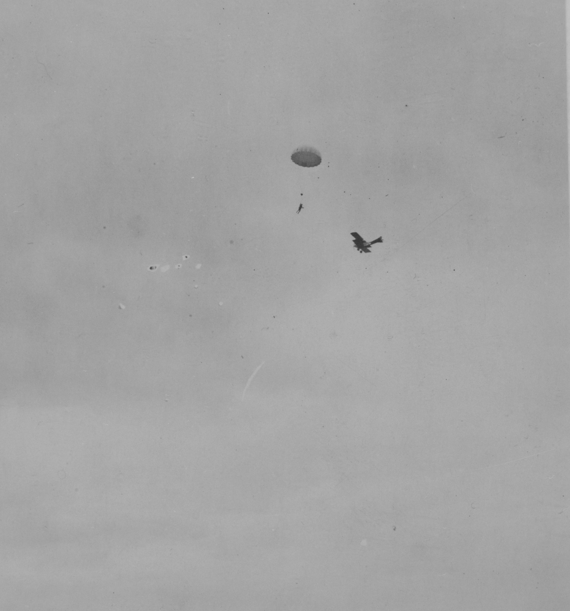 Fallskärmshopp. Raoul Thörnblad hoppar med fallskärm vid Internationella luftfartsutställningen i Göteborg, 1923.