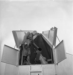 Solobservatoriet på Harestua, mann i døråpningen til kikkert