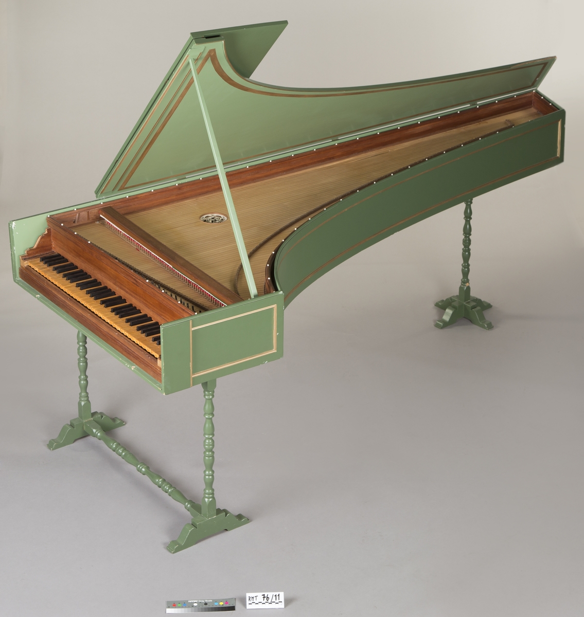 Klaverinstrument i italiensk stil med omfang FF–g4 og 2 x 8' registre. Treslag brukt i instrumentet: Sarg - alerce, Tastbelegg - buksbom, Taster - redwood (muntlig informasjon fra produsent).

Deler som kan tas av: Frontlokk til klaviatur, to benstativ, lokkstøtte.