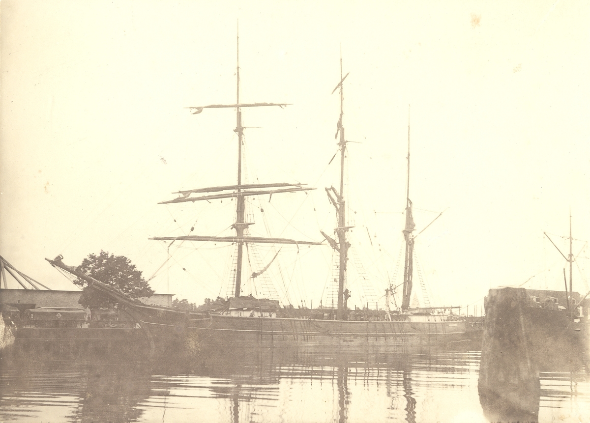 Lydia av Kalmar
Barkskeppet (ex Carmel) av Kalmar om c:a 400 reg.ton, 600 ton d.w.
Byggd i Risoer (Norge) 1875. Såld i Sharpness (Bristolkanalen) 1908.
Förd av kapten Alb. Edwall