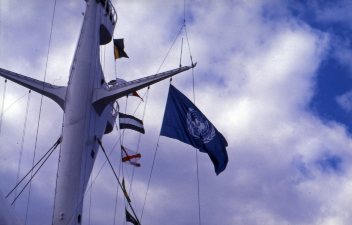 FN-flagget vaier over S/S ‘Norway’ (ex. ‘France’)(b.1961, Chantiers de l’Atlantique), mens hun ligger til kai ved Akershus festning.