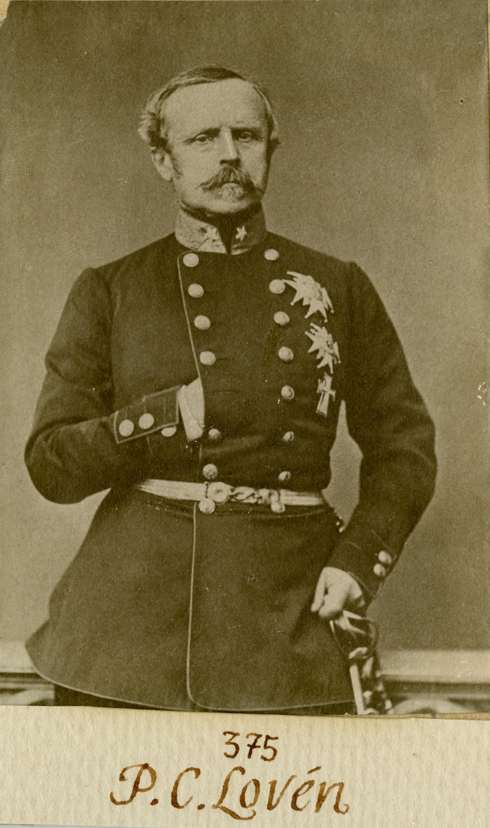 Porträtt av Pehr Christian Lovén, officer vid Andra livgardet I 2.

Se även bild AMA.0001901.