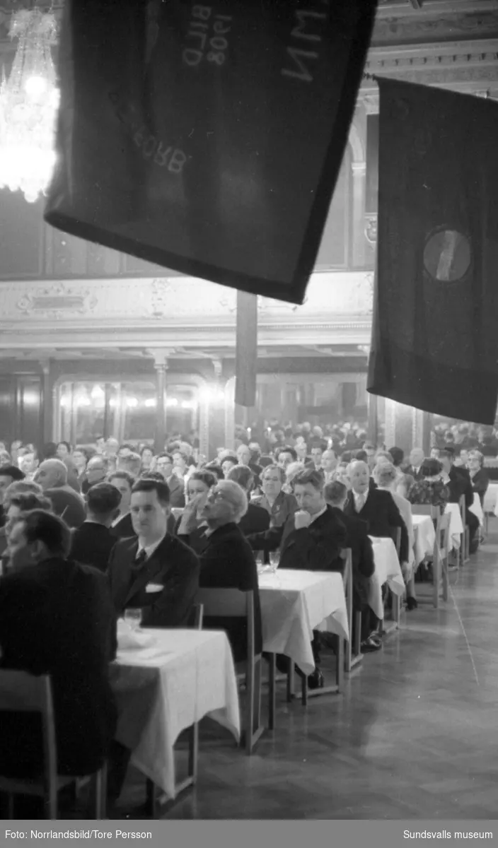 50-årsjubileum för Pappersindustriarbetareförundets avdelning 128 Nyhamn. Stor galamiddag i Stadshussalongen med en lång rad talare.