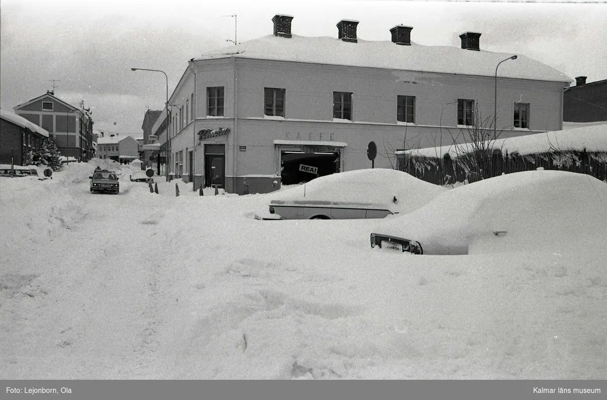 Snöoväder i Oskarshamn.

Strax efter nyår 1985 drabbades Oskarshamn av ett oväder . Från den 3 januari 1985 till den 5 januari ökade snödjupet i Oskarshamn från 18 till 110 centimeter.

(Uppgifterna är hämtade från www.smhi.se)