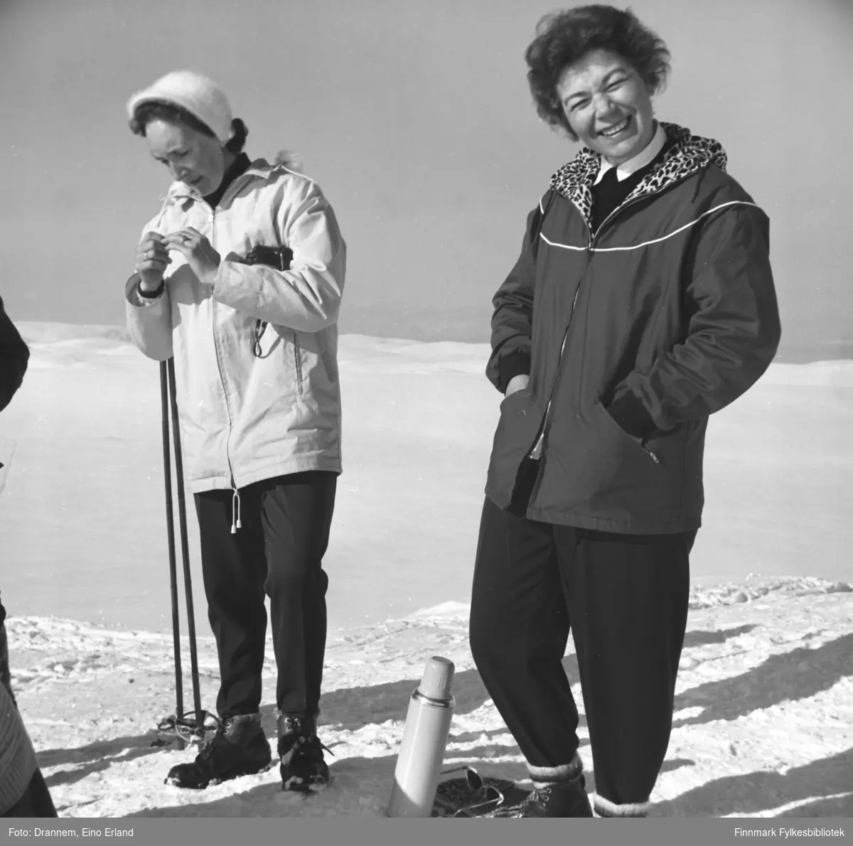 To damer på skitur i fjellet ved Hammerfest. Jenny Drannem til høyre på bildet, den andre er ukjent.