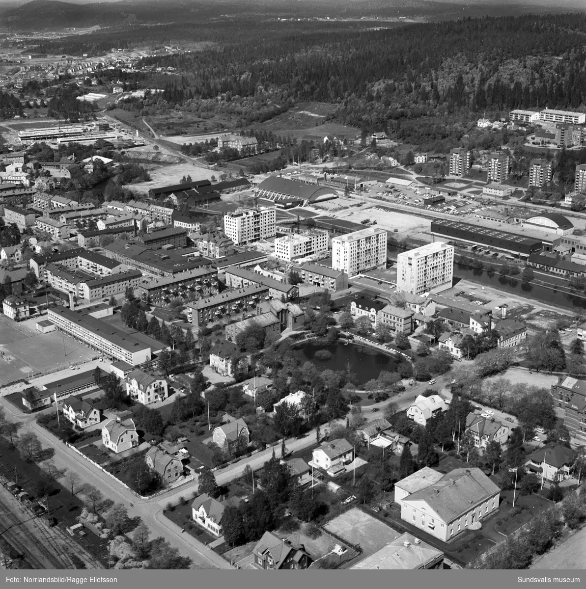 Flygfoto över Västermalm med Riksbyggens pågående bygge vid Storgatan i mitten av bilden, där 52 och 54 står färdiga och 56 och 58 växer fram.