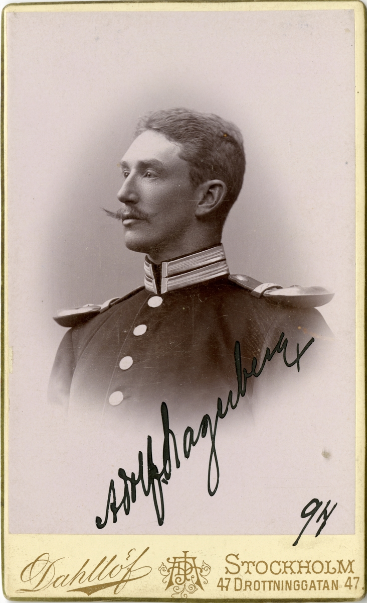 Porträtt av Adolf Otto Lagerberg, löjtnant vid Göta livgard I 2.
Se även AMA.0007851 och AMA.0007882.