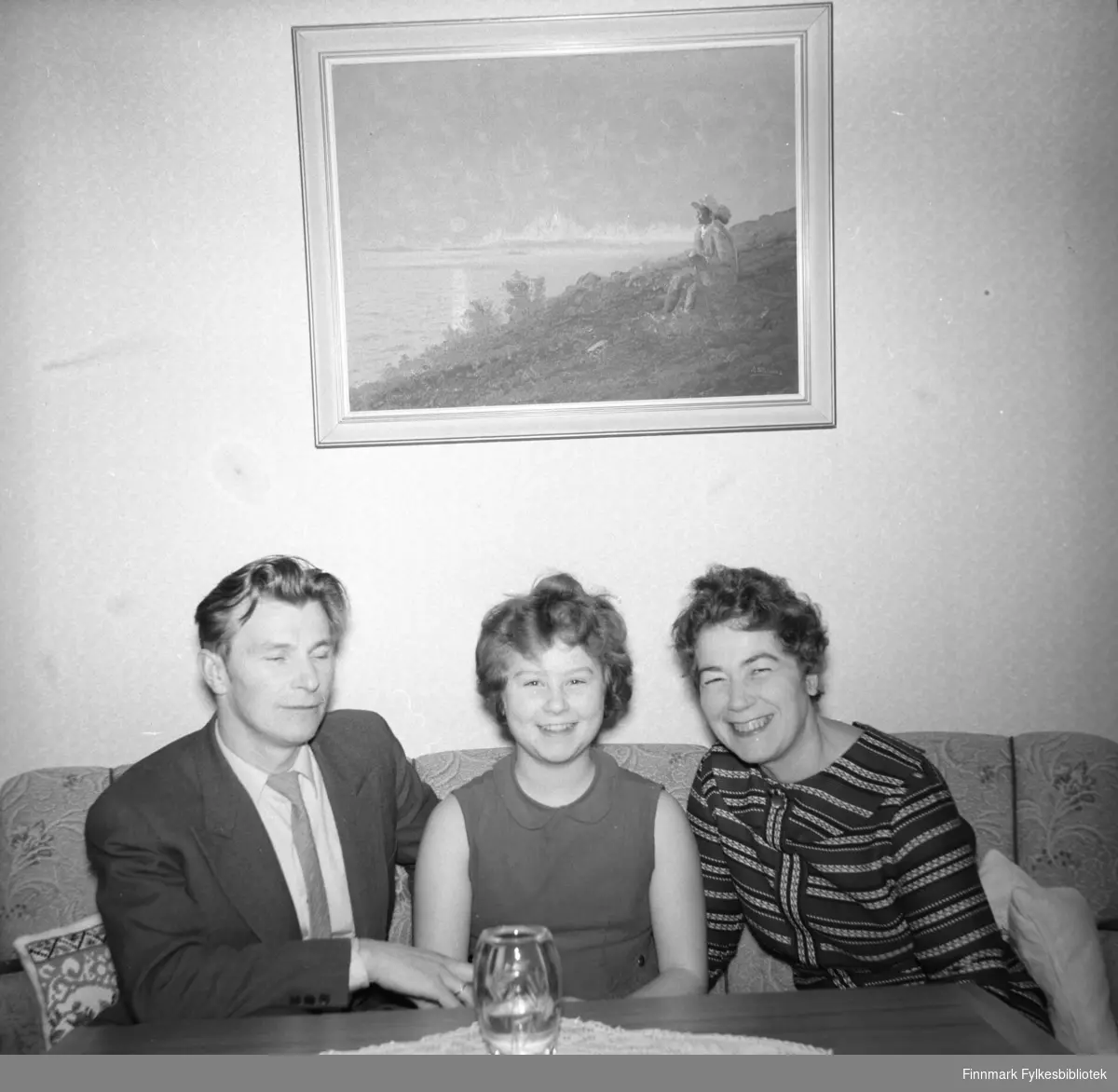 Familien Drannem fotografert i leiligheta i Hammerfest. Fra venstre, Eino, Turid og Jenny.