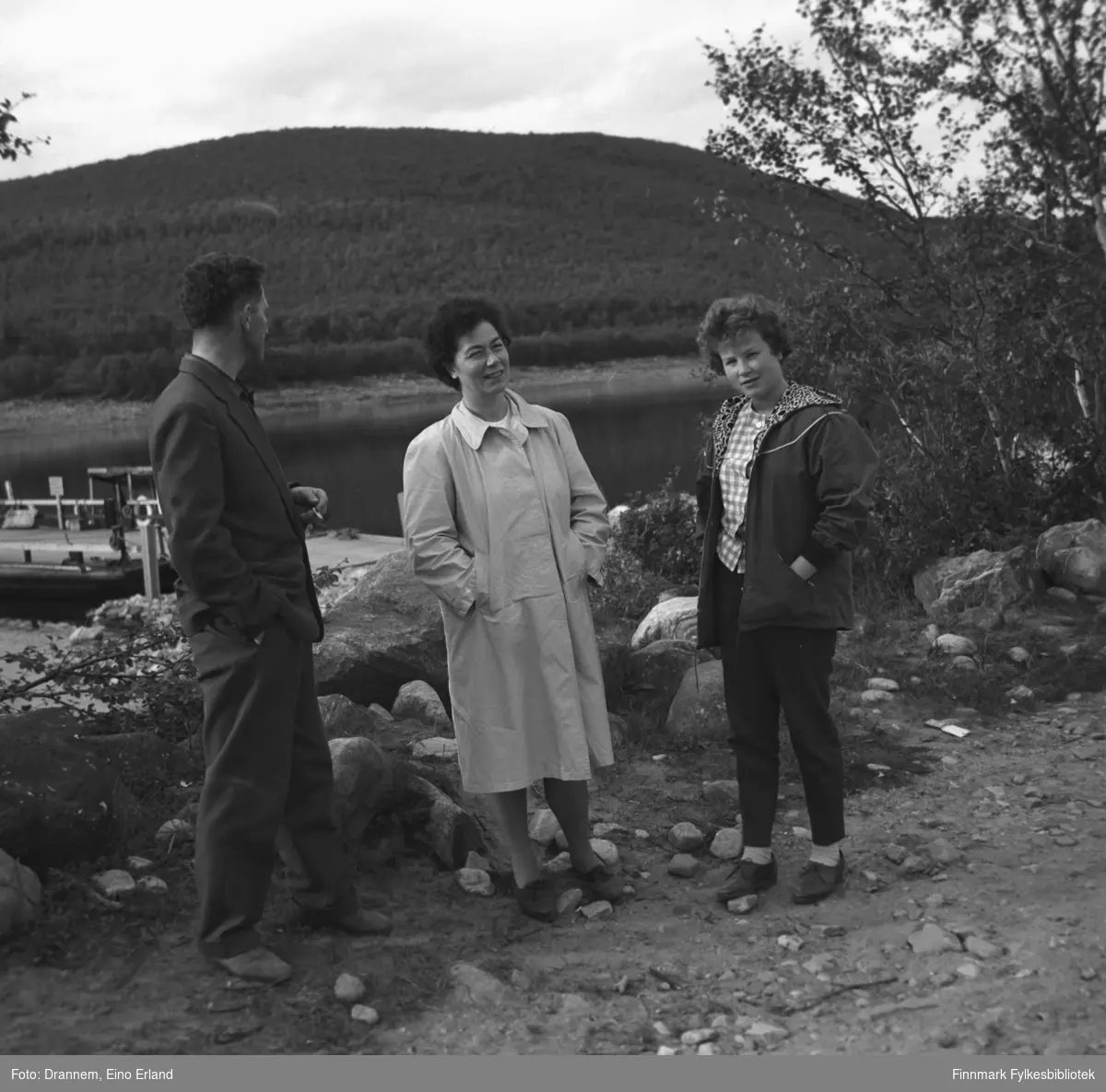 Tre personer fotografert ved ferga i Neiden, før brua ble bygget. De er fra venstre: Olav Gabrielsen, Jenny Drannem og Turid Karikoski.