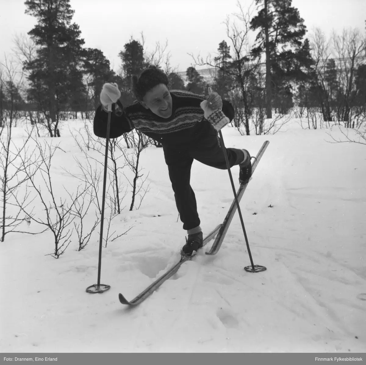 Olav Gabrielsen på skitur i terrenget rundt Karasjok.