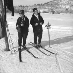 Sonja Lappalainen og Turid Drannem på skitur.