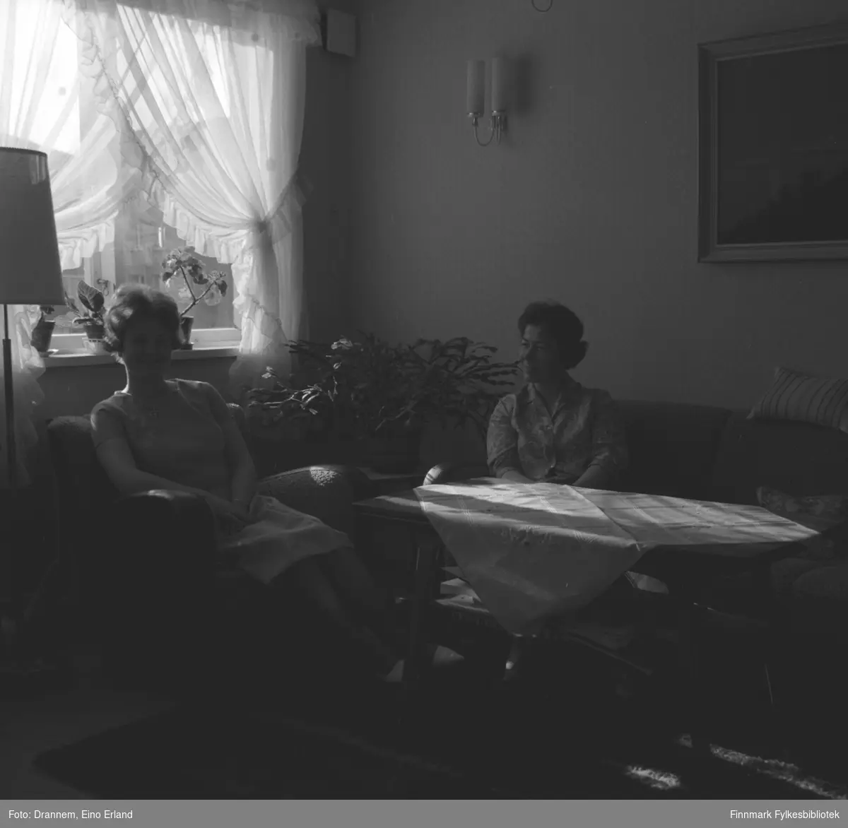 Turid Karikoski og Jenny Drannem sitter i stua hjemme i familiens leilighet i Hammerfest.