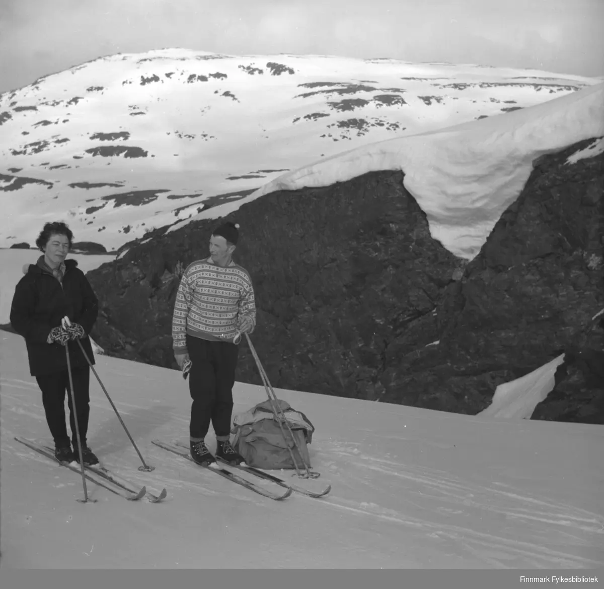 Jenny og Eino Drannem på skitur i fjellet ovenfor Hammerfest.