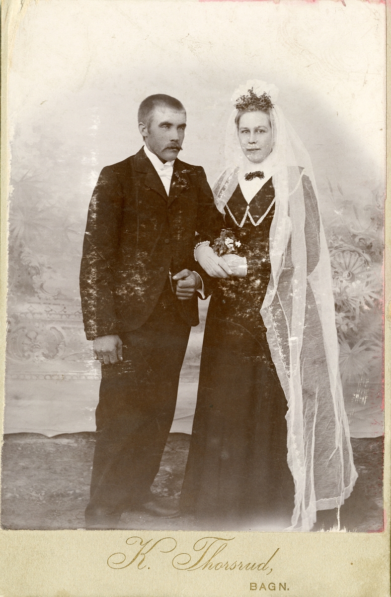 Brudefoto av Ola Haugrud og kona Inger.