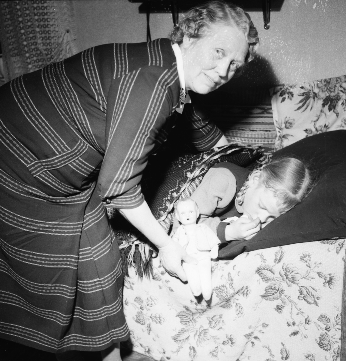 Vardens arkiv. "Tyskt flyktningbarn (Heidrun, Rosin, Nurnberg) hos pleiemor fru disp. Enger. Vadretteskogen" 02.04.1954