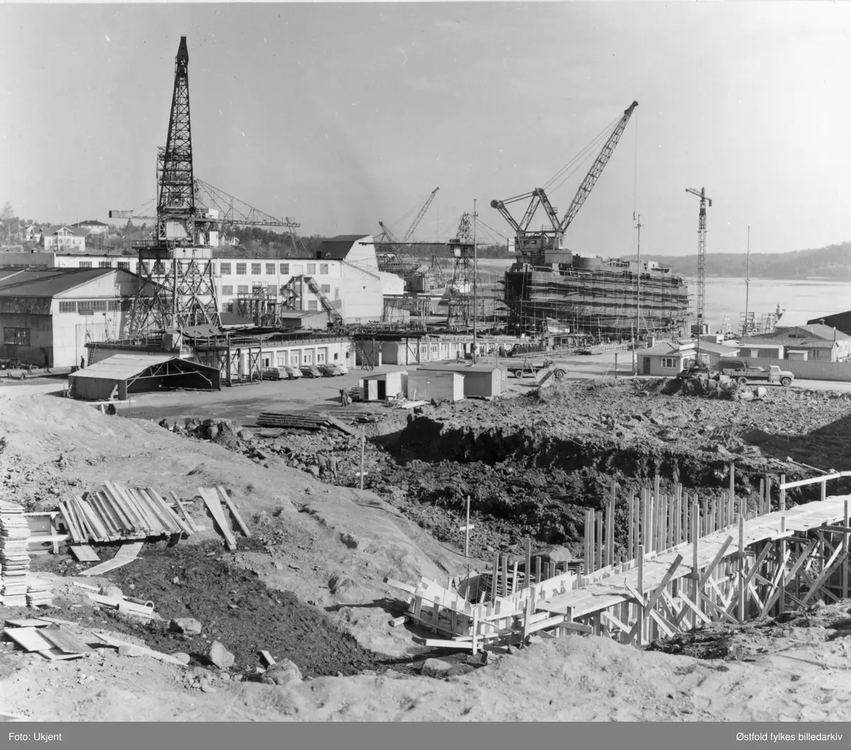 Skipsverft i Moss.
Moss Værft & Dokk A/S, før ca. 1960. Båt på bedding. Sprenging av fjell og planering av tomt.