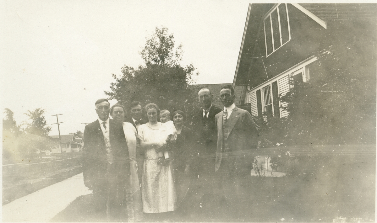 Hermann Karlsgot med familie i Amerika. Olaus Islandsmoen er på besøk og står som nr. 2 fra høyre.
