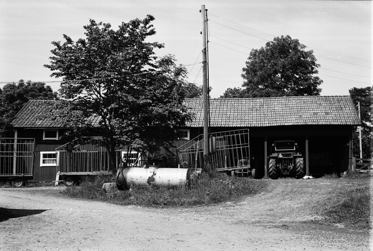 Redskapslider och magasin, Saringe 1:2, Nygården, Tuna socken, Uppland 1987