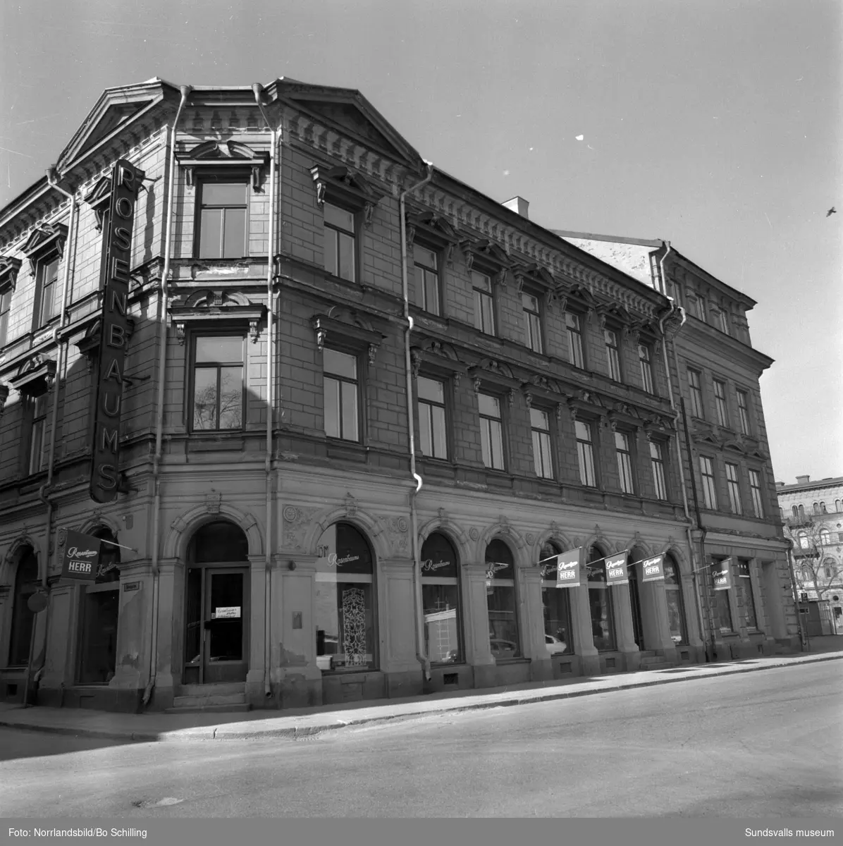 Rosenbaums herrkläder i hörnet av Sjögatan och Bankgatan. Fasaden mot Sjögatan 12, kvarteret Olympen.