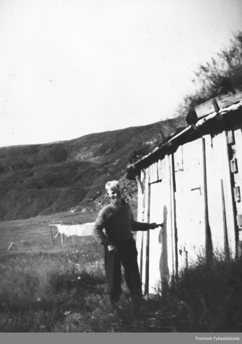 Harald Lund utenfor utedoen i Skjøtningberg, ca. 1944. B 5733