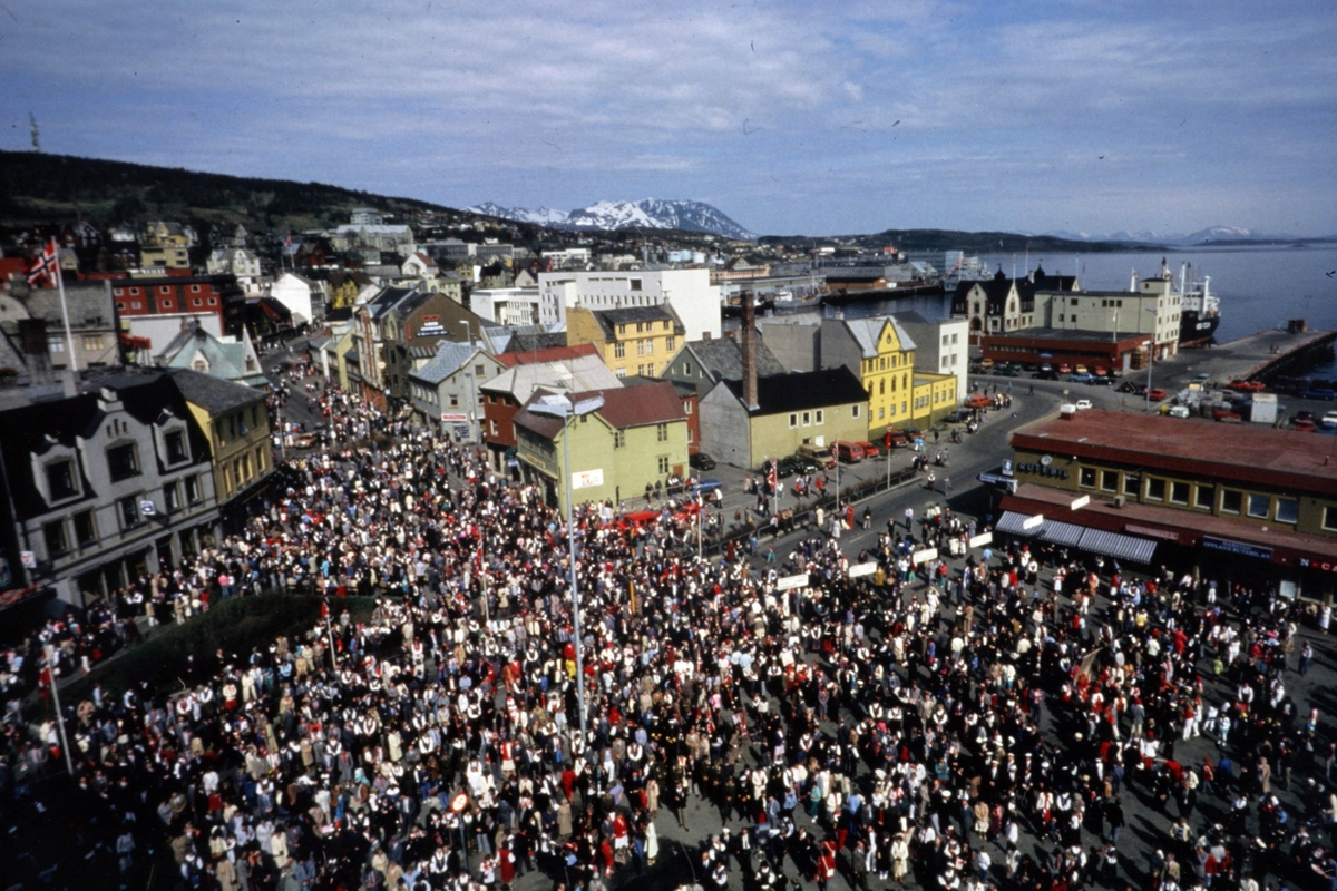 Folk i Harstad sentrum på 17. mai.