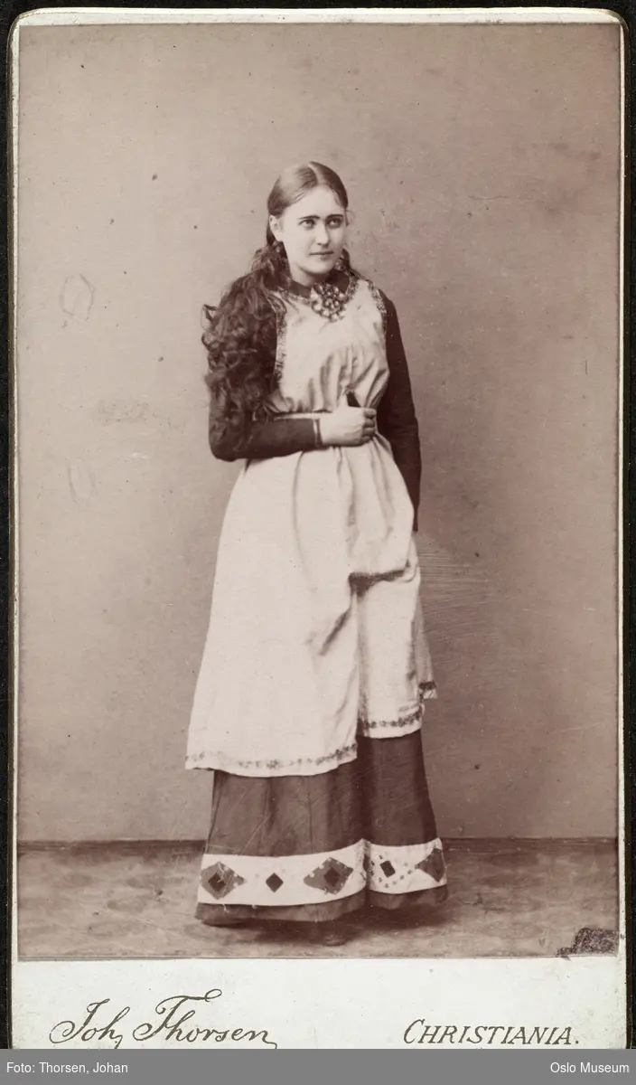 portrett, kvinne, skuespillerinne, rollebilde, Audhild i "Sigurd Slembe", stående helfigur, kostyme
