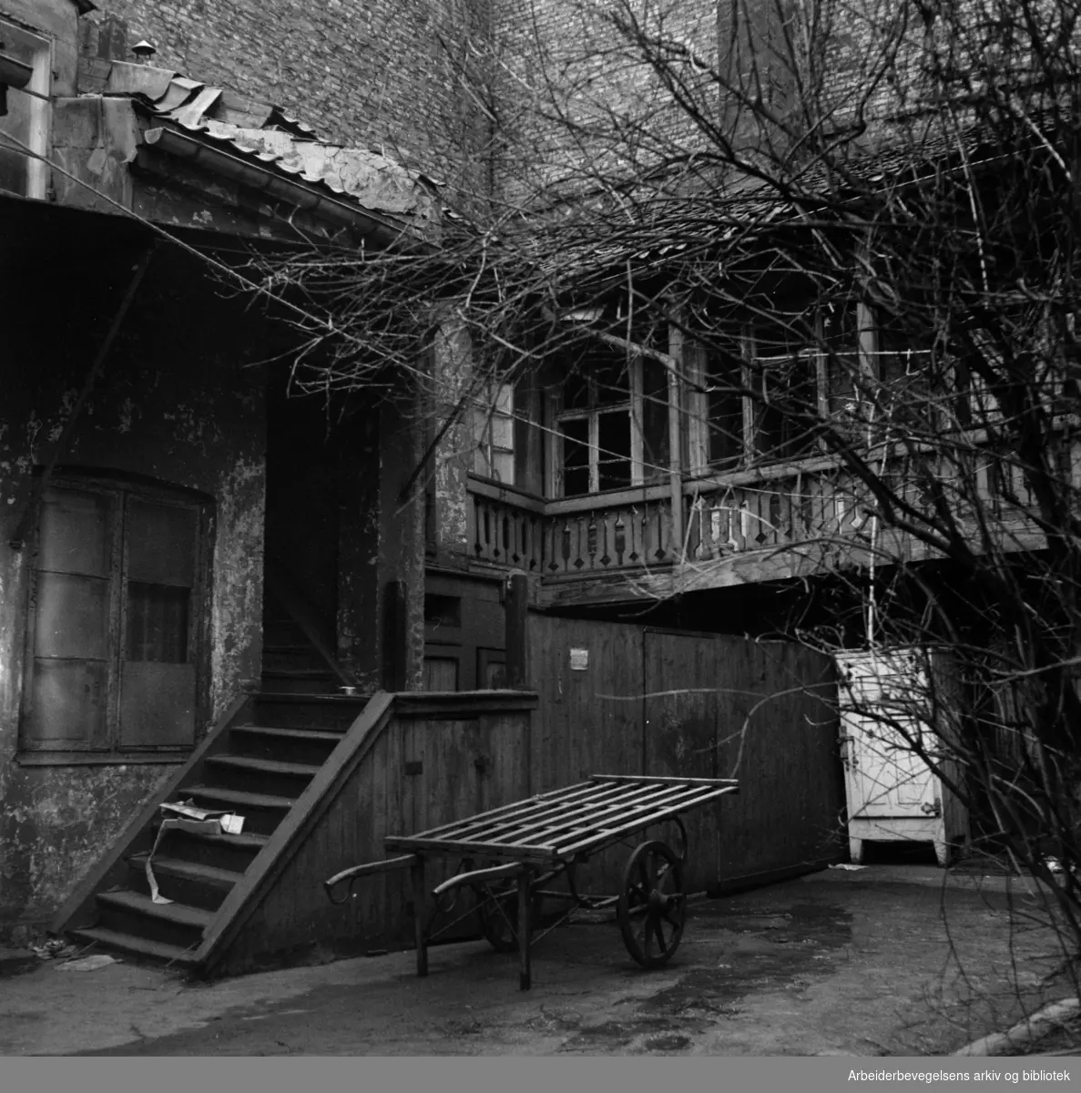 Fred. Olsens gate 13, revet april 1957.Senere gjenoppført på Folkemuseet.