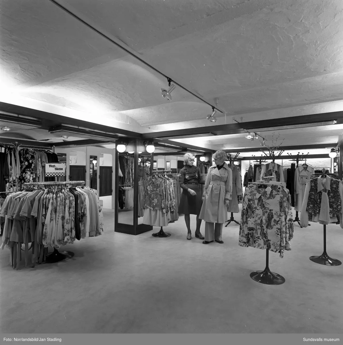 Qvinny, butik för damkläder som låg i Hirschska huset i hörnet av Kyrkogatan och Torggatan. Interiörbild från nedre plan.