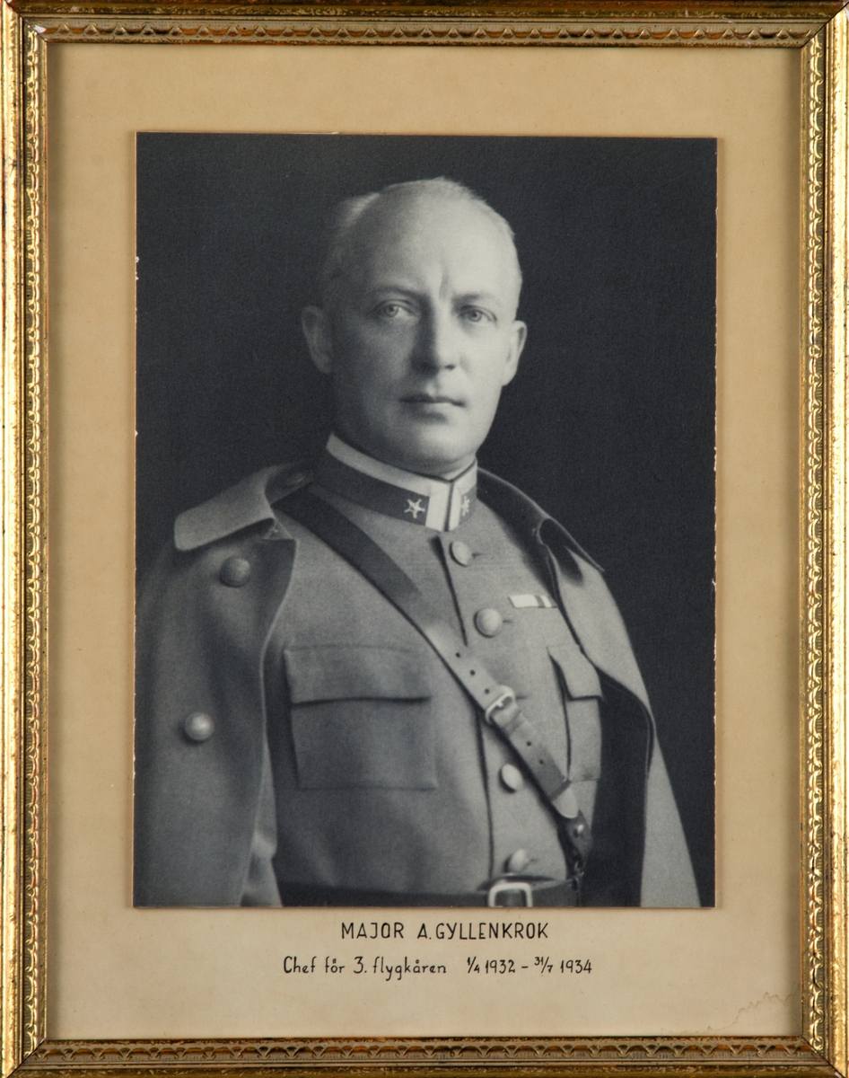 Porträttfotografi av Axel Gyllenkrok, chef för 3. flygkåren, 1932-1934. Inramat foto.