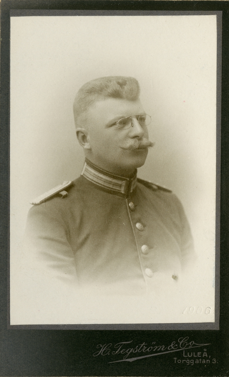 Porträtt av Gustaf Adolf Mannberg, löjtnant vid Norrbottens regemente I 19.
Se även AMA.0008065 och AMA.0010679 och AMA.0008063.
