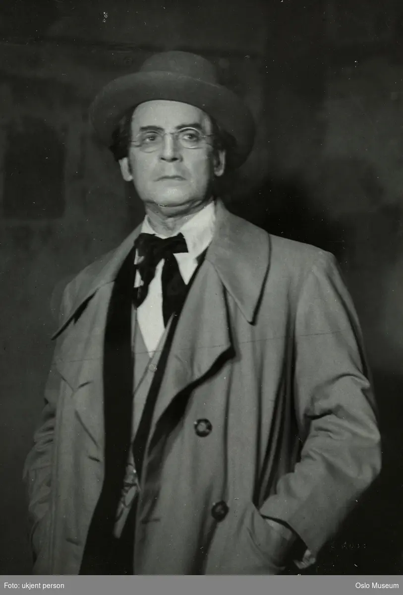 portrett, mann, skuespiller, rollebilde, Professor Thygesen i "Geografi og kjærlighet", stående halvfigur, kostyme